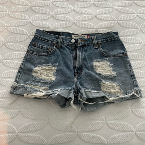Levi’s Vintage Relaxed Fit Cuffed Distressed Shorts - Picture 5 of 8